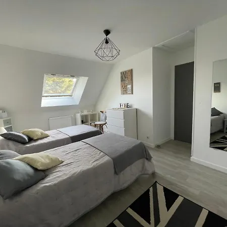 Maison Dans Un Parc De Verdure - 2 Lits Simples *